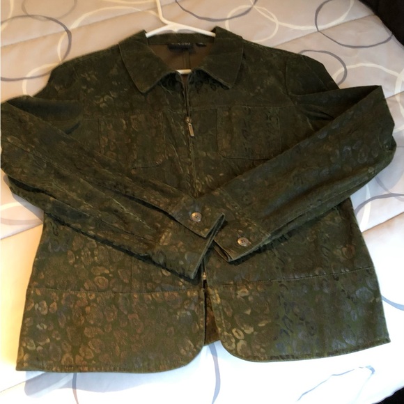 Leopard Print Blazer in a Shimmering Green Pattern by Toni Morgan - Picture 4 of 11